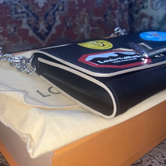 LOUIS VUITTON Epi World Tour Lock Twist crossbodybag/clutch LIMITED EDITION - Picture 4 of 13